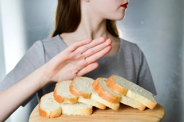 Conceito de intolerância ao glúten. Jovem se recusa a comer pão branco — Fotografia de Stock