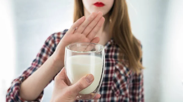Intolérance au lactose. Lait Une jeune fille intolérante refuse de boire du lait — Photo