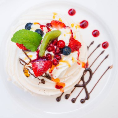 Çilekli Pavlova kremalı pasta, yabanmersini ve nar.