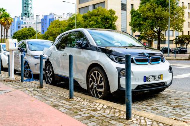 Lizbon, Portekiz - 17 Ekim 2019: Sokaklarda modern elektrikli arabaları şarj etmek