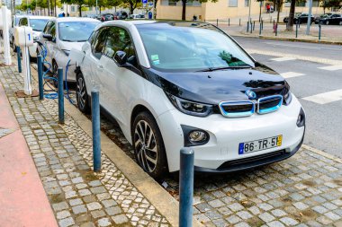 Lizbon, Portekiz - 17 Ekim 2019: Sokaklarda modern elektrikli arabaları şarj etmek