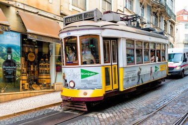 Lizbon, Portekiz - 17 Ekim 2019: Alfama, Lizbon 'daki eski ünlü tramvay