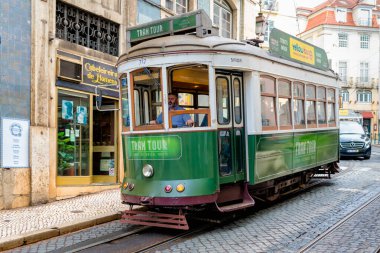 Lizbon, Portekiz - 17 Ekim 2019: Alfama, Lizbon 'daki eski ünlü tramvay