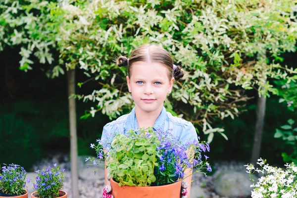 Menina Plantando Flores Vasos Jardim Casa — Fotografia de Stock