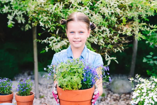 Petite Fille Plantant Des Fleurs Dans Des Pots Dans Jardin — Photo