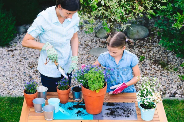 Madre Hija Plantando Flores Macetas Jardín Concepto Trabajar Juntos Cercanía — Foto de Stock