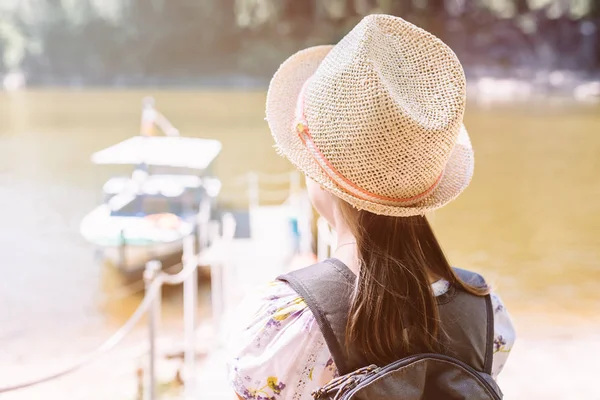 Menina Chapéu Palha Mochila Margem Rio Está Esperando Por Cruzeiro — Fotografia de Stock