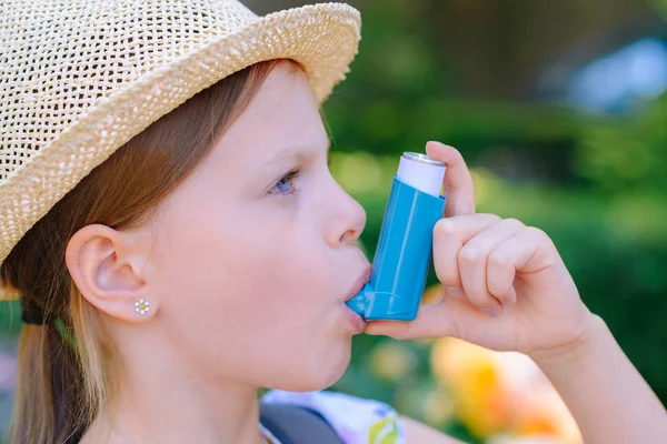 Tjej Som Har Astma Med Astma Inhalator För Att Vara — Stockfoto