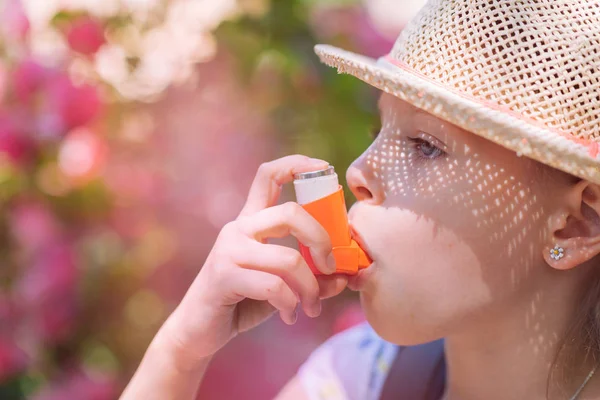 Niña Que Tiene Asma Usando Inhalador Asma Para Estar Saludable —  Fotos de Stock