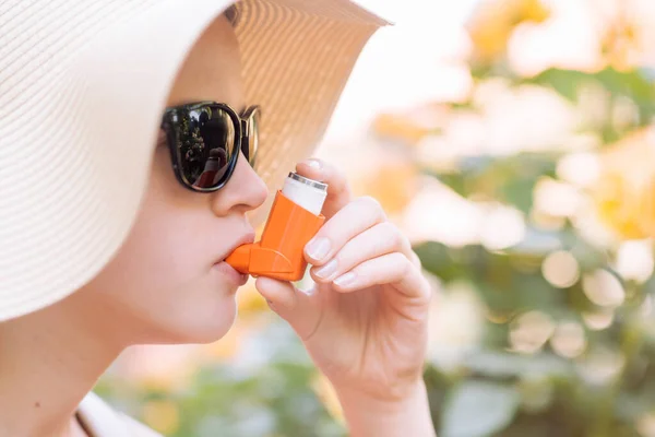 Niña Que Tiene Asma Usando Inhalador Asma Para Estar Saludable — Foto de Stock