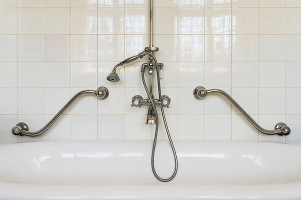 Old Stylish Retro Bathtub Traditional Shower Faucet White Tiled Bathroom — Stock Photo, Image