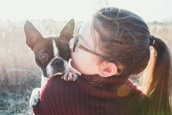 Portrait Girl Hugging Puppy Boston Terrier Dog Nature Background — Stock Photo, Image