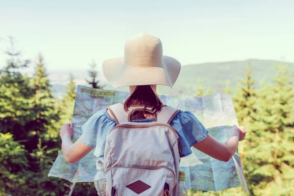 Caminhadas Viajante Com Mochila Verifica Mapa Para Encontrar Direções Área — Fotografia de Stock