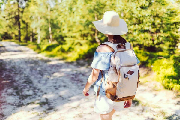 Jovem Viajante Com Mochila Enquanto Caminha Uma Trilha Montanha Férias — Fotografia de Stock