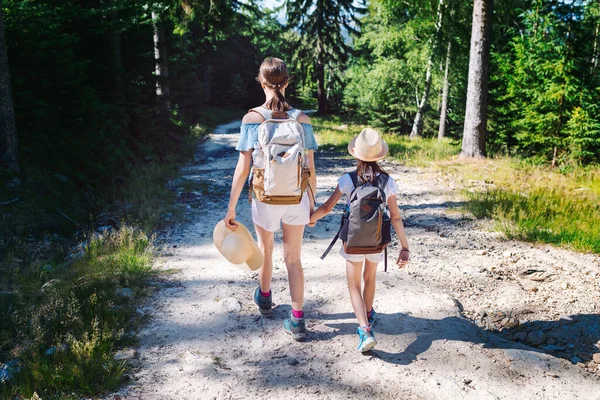 Zwei Schwestern Freundinnen Mit Rucksäcken Beim Bergwandern Urlaub Den Bergen — Stockfoto