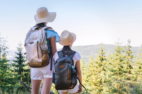 Duas Irmãs Viajantes Com Mochilas Trilha Montanha Admiram Vistas — Fotografia de Stock