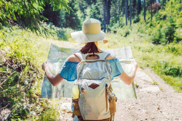 Caminhadas Mulher Viajante Com Mochila Verifica Mapa Para Encontrar Direções — Fotografia de Stock