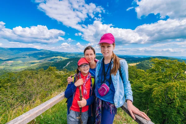 Glückliche Familie Mutter Und Zwei Töchter Auf Einer Bergwanderung Auf — Stockfoto