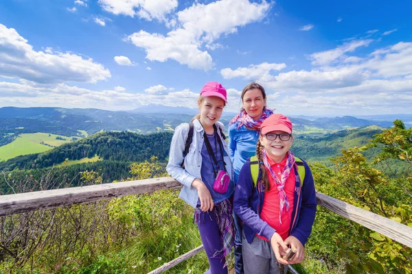 Família Feliz Mãe Duas Filhas Uma Viagem Caminhada Montanhas Topo — Fotografia de Stock