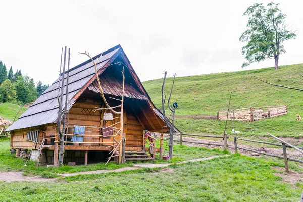 Деревянная Хижина Пастуха Горах Склоне Холма — стоковое фото