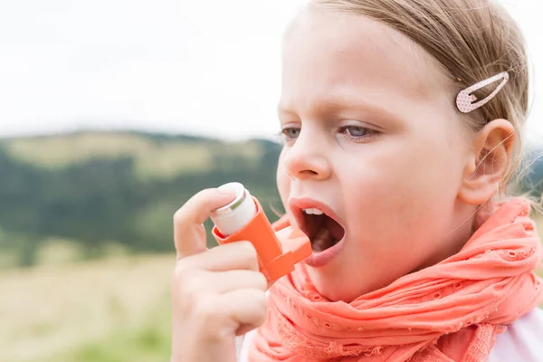 Menina Com Asma Usando Inalador Asma Livre Profundidade Rasa Campo — Fotografia de Stock