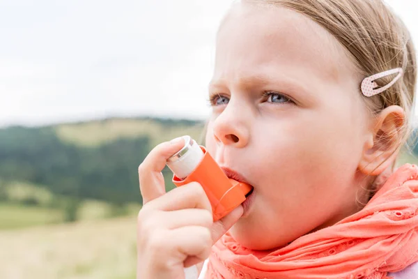 Niña Que Tiene Asma Usando Inhalador Asma Para Estar Saludable —  Fotos de Stock