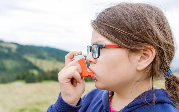 Niña Que Tiene Asma Usando Inhalador Asma Aire Libre Profundidad —  Fotos de Stock