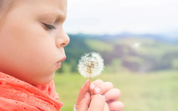 Gadis Kecil Dengan Selendang Oranye Meniup Dandelion — Stok Foto