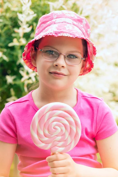 Büyük Lolipop Tutan Pembe Şapkalı Küçük Kız — Stok fotoğraf