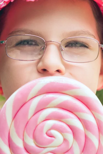 Büyük Lolipop Tutan Pembe Şapkalı Küçük Kız — Stok fotoğraf