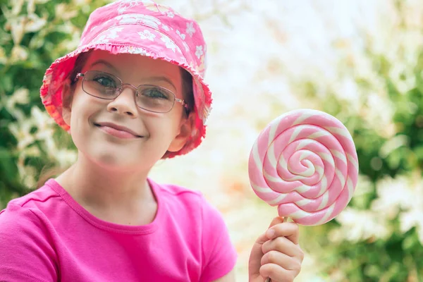 Petite Fille Dans Chapeau Rose Tenant Une Grosse Sucette — Photo