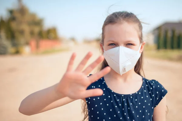 Koronavírus Légszennyezés Fogalma Kis Kaukázusi Lány Arcmaszkot Visel Hogy Megvédje — Stock Fotó