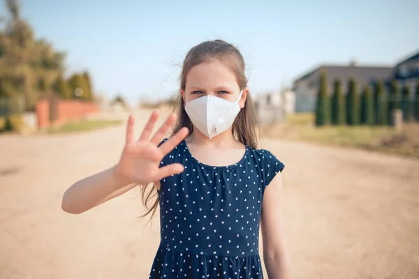 Concepto Coronavirus Contaminación Atmosférica Niña Caucásica Que Usa Mascarilla Facial —  Fotos de Stock