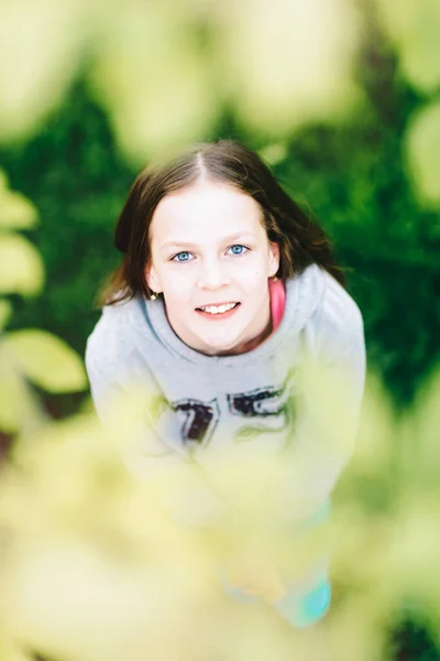 Młoda Uśmiechnięta Hipsterka Nosi Ciepłą Szarą Bluzkę Parku Liśćmi Klonu — Zdjęcie stockowe