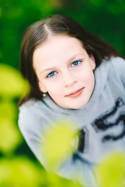 Junges Lächelndes Hübsches Hipstermädchen Trägt Warme Graue Bluse Park Mit — Stockfoto
