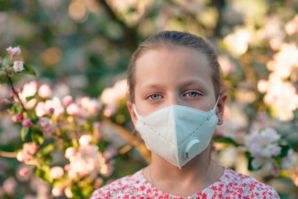 Ung Flicka Äppelträdgård Med Smog Mask Ansiktet Att Bära Hygienmasker — Stockfoto