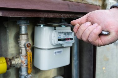 Ev gazı kurulumundaki gaz sayacının değiştirilmesi ve ayarlanması - sığ alan derinliği - yükleyicinin eline odaklan