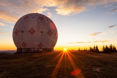 Sovyet Pamir radar istasyonu, SSCB gizli askeri üssü, eski radar istasyonunda şafak vakti, antenli askeri birlik, Karpatlar, Ukrayna