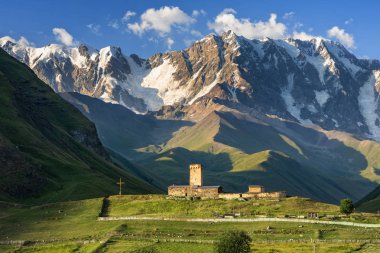 Gürcistan 'ın en yüksek zirvesi olan Kafkas Dağları' nın inanılmaz manzarası - Shkar ve Lamaria Manastırı, Ushguli, Gürcistan, Kafkasya, Svaneti