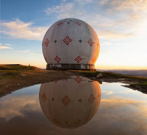 Sovyet Pamir radar istasyonu, SSCB gizli askeri üssü, eski radar istasyonunda şafak vakti, antenli askeri birlik, Karpatlar, Ukrayna