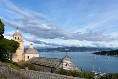 San Lorenzo Kilisesi 'nin Portovenere şehrinden Ligurian Denizi' ndeki Şairler Körfezi manzarası