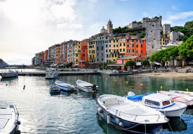 Orta yaşlı Portovenere kasabasının panoraması. İtalyan tarzı renkli evler. Balıkçı tekneleri ve yatları olan bir liman. Cinque Terre 'de deniz kıyısında..