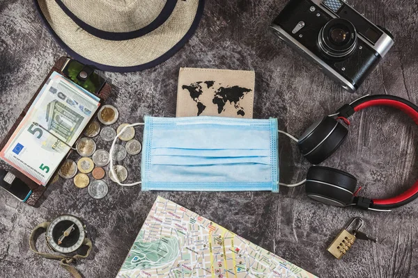 アクセサリーや旅行アイテム レトロスタイル ヘッドフォン 古いカメラ パスポート 旅行のテーマのラッパー内のパスポート — ストック写真