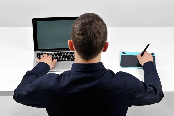 Dizüstü bilgisayar ile grafik tablet