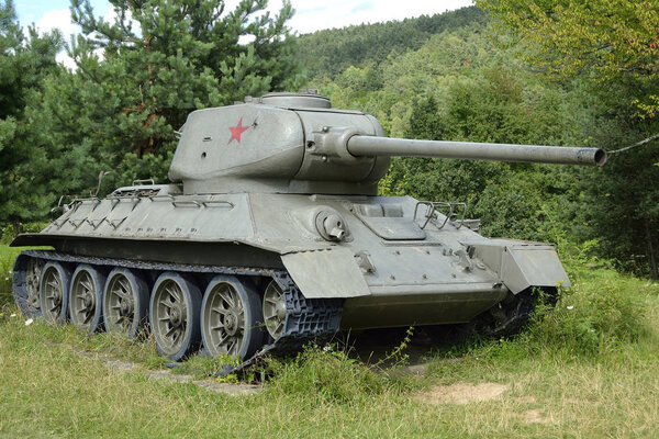 Танк Т-34 в лесу
