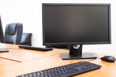 Boş oda ofis ahşap masaüstü monitörde