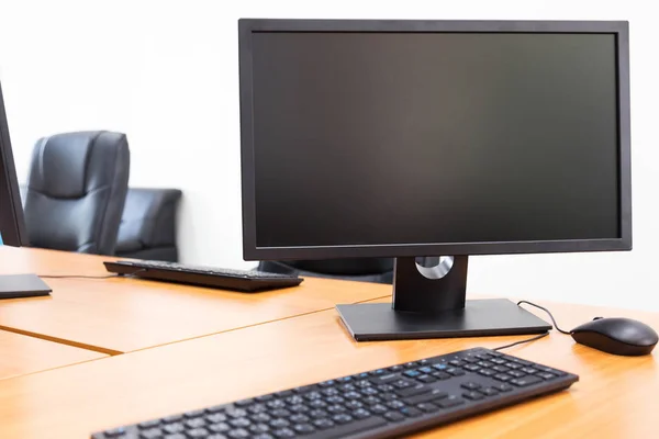Boş oda ofis ahşap masaüstü monitörde
