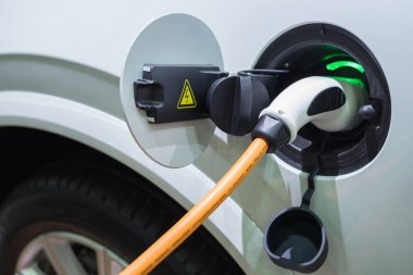 Bir elektrikli araba güç kablosu ile şarj