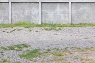 gri beton duvar ve taş yol