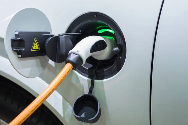 Bir elektrikli araba güç kablosu ile şarj
